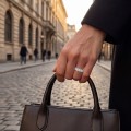Opaline - Ovaalihiottu moissaniittiallianssisormus aaltoreunaisella pavé-halolla