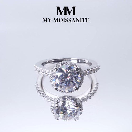 Glimmerette - Ylellinen haloistutettu moissaniittisormus pavé-yksityiskohdilla